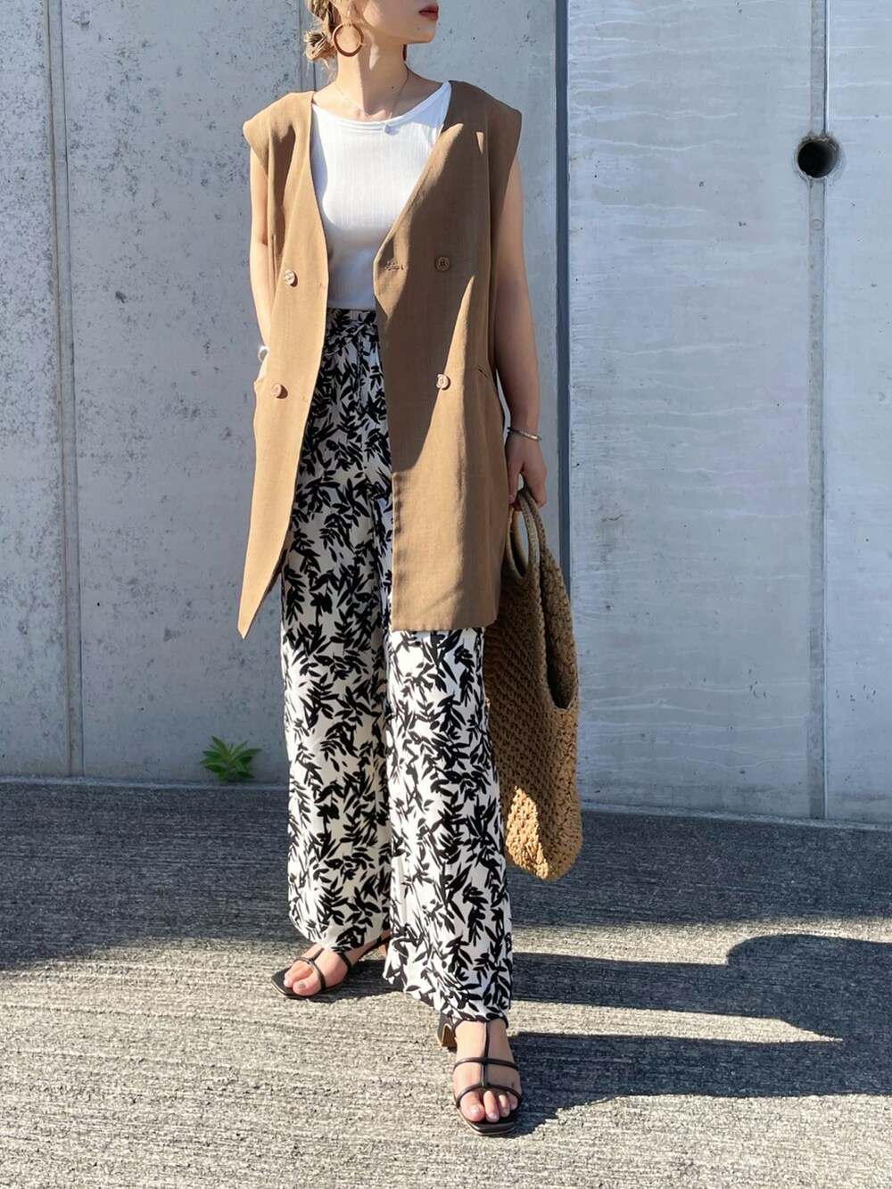 ホワイト系のその他パンツ、ブラウン系のベスト、ベージュ系のトートバッグを着用したレディースの夏コーディネートの2枚目の写真