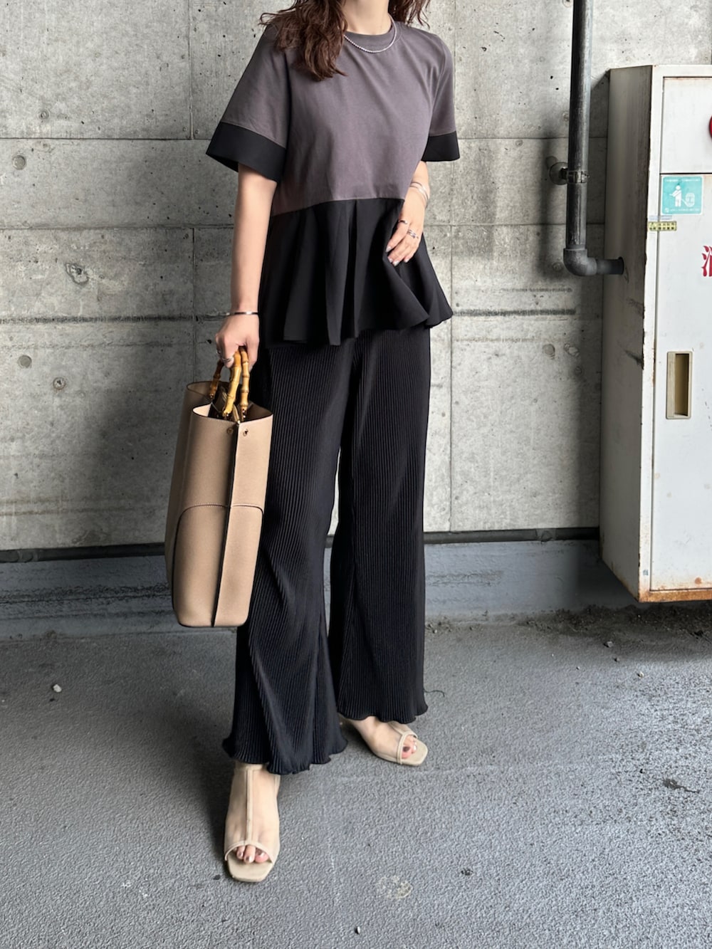 「PR、タイアップ、OPAQUE.CLIP、オペークドットクリップ、ドッキングトップス、モノトーン、大人コーデ、ブラックコーデ、ぺプラムトップス、ぺプラム、キレイめコーデ、プリーツパンツ、シアーサンダル、夏コーデ、お出かけコーデ」｜「E'PORの【E'POR】BAMBOO BAG Large【通勤】【A4対応】【25SS】（トートバッグ、ベージュ系）」を使った、KASUMIさん（レディース・161cm）の夏コーディネートの2枚目の写真