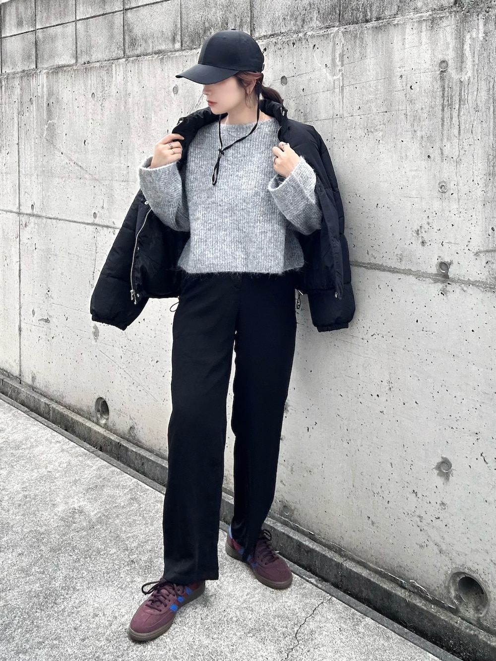 「PR、タイアップ、OPAQUE.CLIP、オペークドットクリップ、OPAQUE CLIP、ふわふわニット、ラメニット、グレーニット、グレー、パンツスタイル、スラックス、スニーカー、ダウンジャケット、キャップ、大人カジュアル」｜「OPAQUE.CLIPのラメショートミドルゲージニット【洗濯機洗い可】（ニット/セーター、グレー系）」を使った、KASUMIさん（レディース・161cm）の冬コーディネートの3枚目の写真