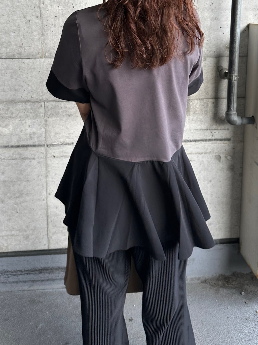 「PR、タイアップ、OPAQUE.CLIP、オペークドットクリップ、ドッキングトップス、モノトーン、大人コーデ、ブラックコーデ、ぺプラムトップス、ぺプラム、キレイめコーデ、プリーツパンツ、シアーサンダル、夏コーデ、お出かけコーデ」｜「E'PORの【E'POR】BAMBOO BAG Large【通勤】【A4対応】【25SS】（トートバッグ、ベージュ系）」を使った、KASUMIさん（レディース・161cm）の夏コーディネートの5枚目の写真