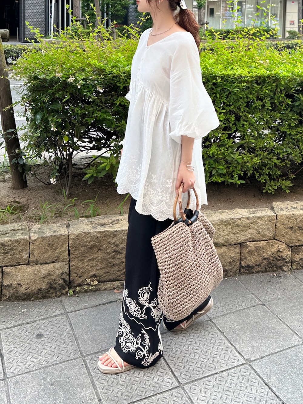 ホワイト系のシャツ/ブラウスを着用したレディースの夏コーディネートの3枚目の写真