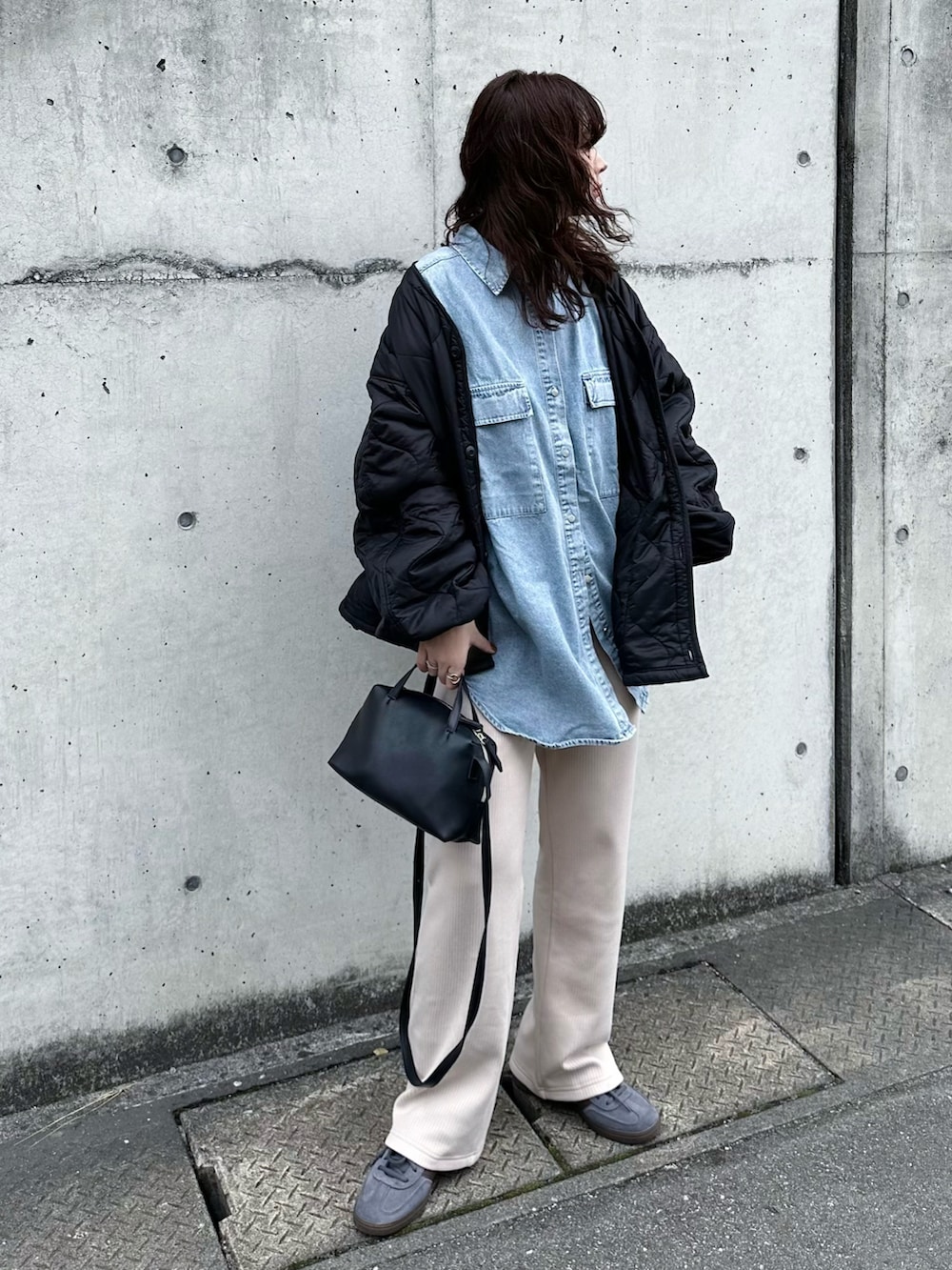 ブルー系のシャツ/ブラウス、ブラック系のノーカラージャケット、ベージュ系のその他パンツを着用したレディースの春コーディネートの2枚目の写真