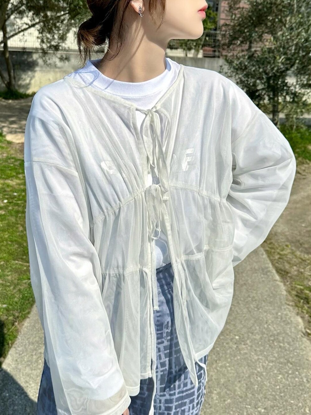 ホワイト系のTシャツ/カットソー、ブルー系のその他パンツ、ホワイト系のシャツ/ブラウスを着用したレディースの春コーディネートの4枚目の写真