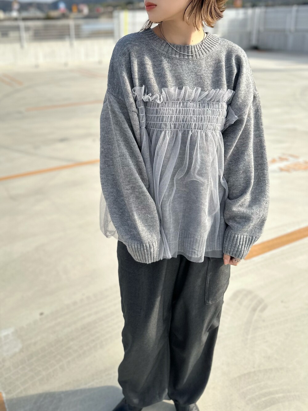 グレー系のニット/セーター、ブラック系のブーツ、その他のその他を着用したレディースの冬コーディネートの2枚目の写真