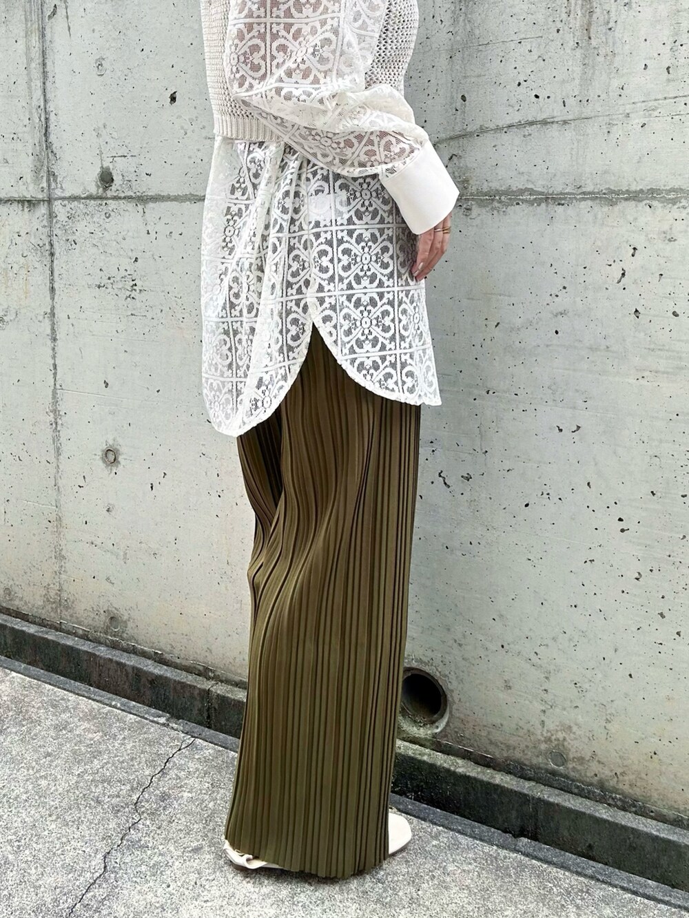 グリーン系のその他パンツ、その他のその他を着用したレディースの夏コーディネートの4枚目の写真