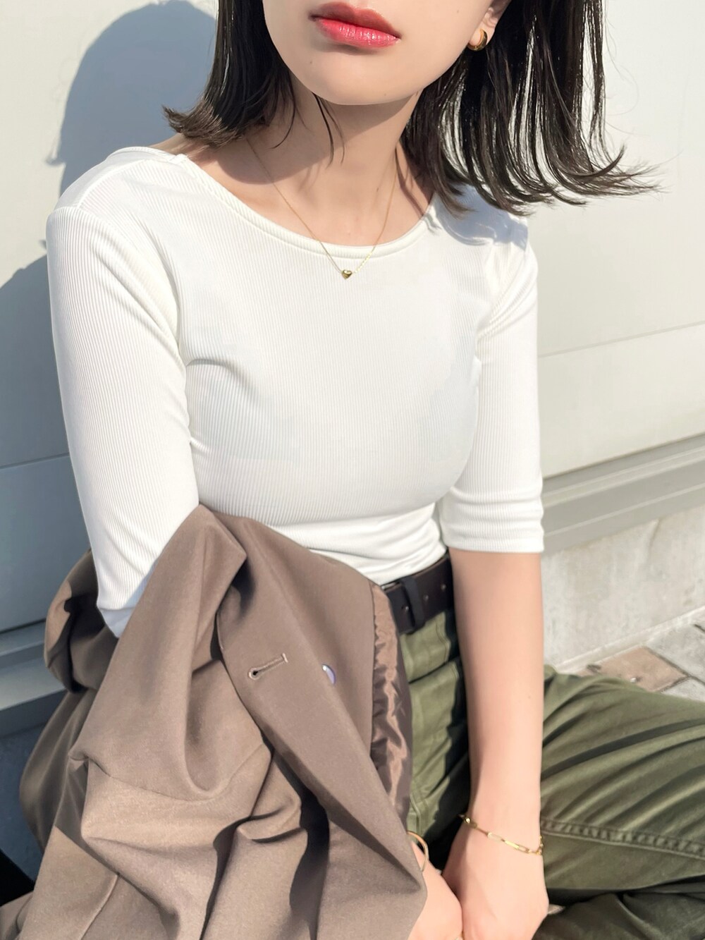 ホワイト系のTシャツ/カットソー、ブラウン系のテーラードジャケット、グリーン系のその他パンツを着用したレディースの春コーディネートの4枚目の写真