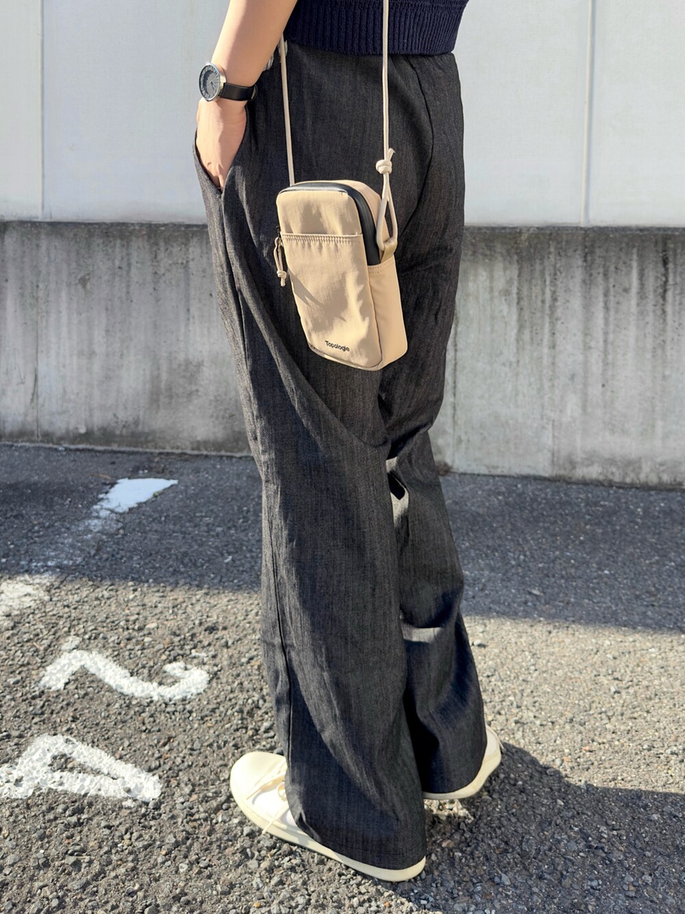 ブルー系のデニムパンツ、ブルー系のトップス、ホワイト系のスニーカーを着用したレディースの夏コーディネートの3枚目の写真