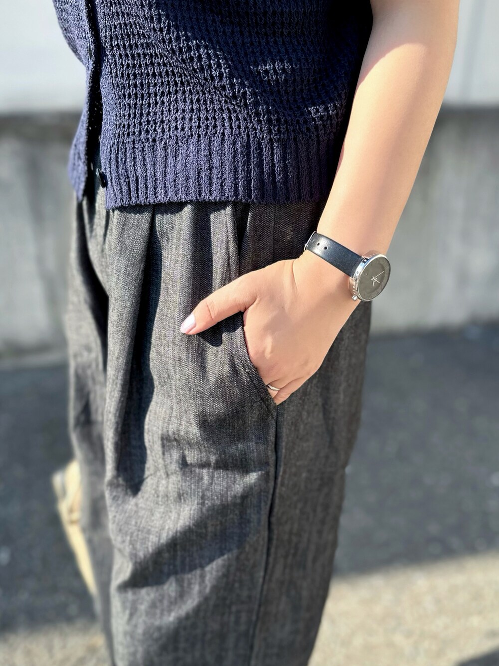 ブルー系のデニムパンツ、ブルー系のトップス、ホワイト系のスニーカーを着用したレディースの夏コーディネートの4枚目の写真