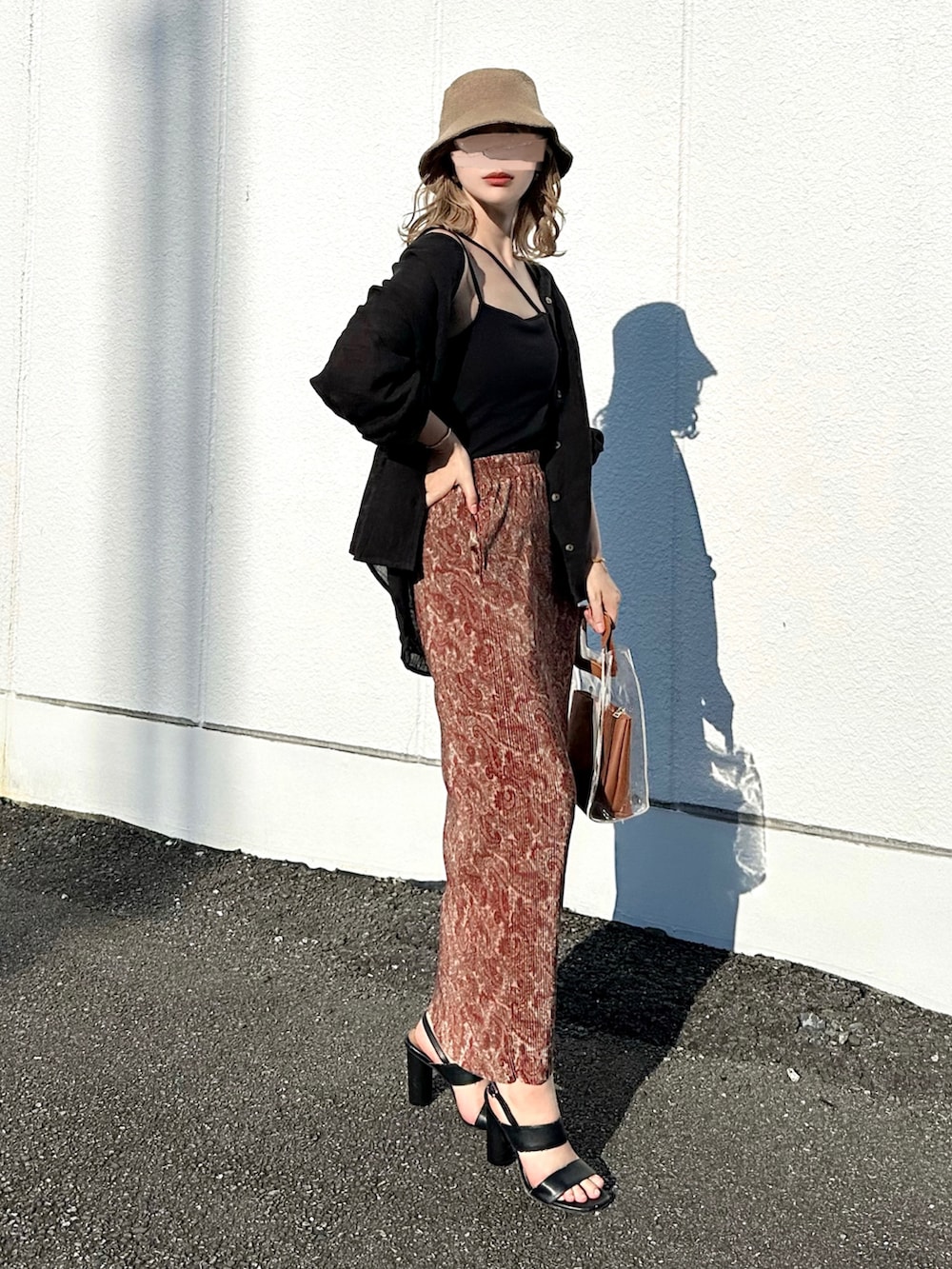 ブラック系のシャツ/ブラウス、ベージュ系のスカート、ブラウン系のバッグを着用したレディースの夏コーディネートの3枚目の写真