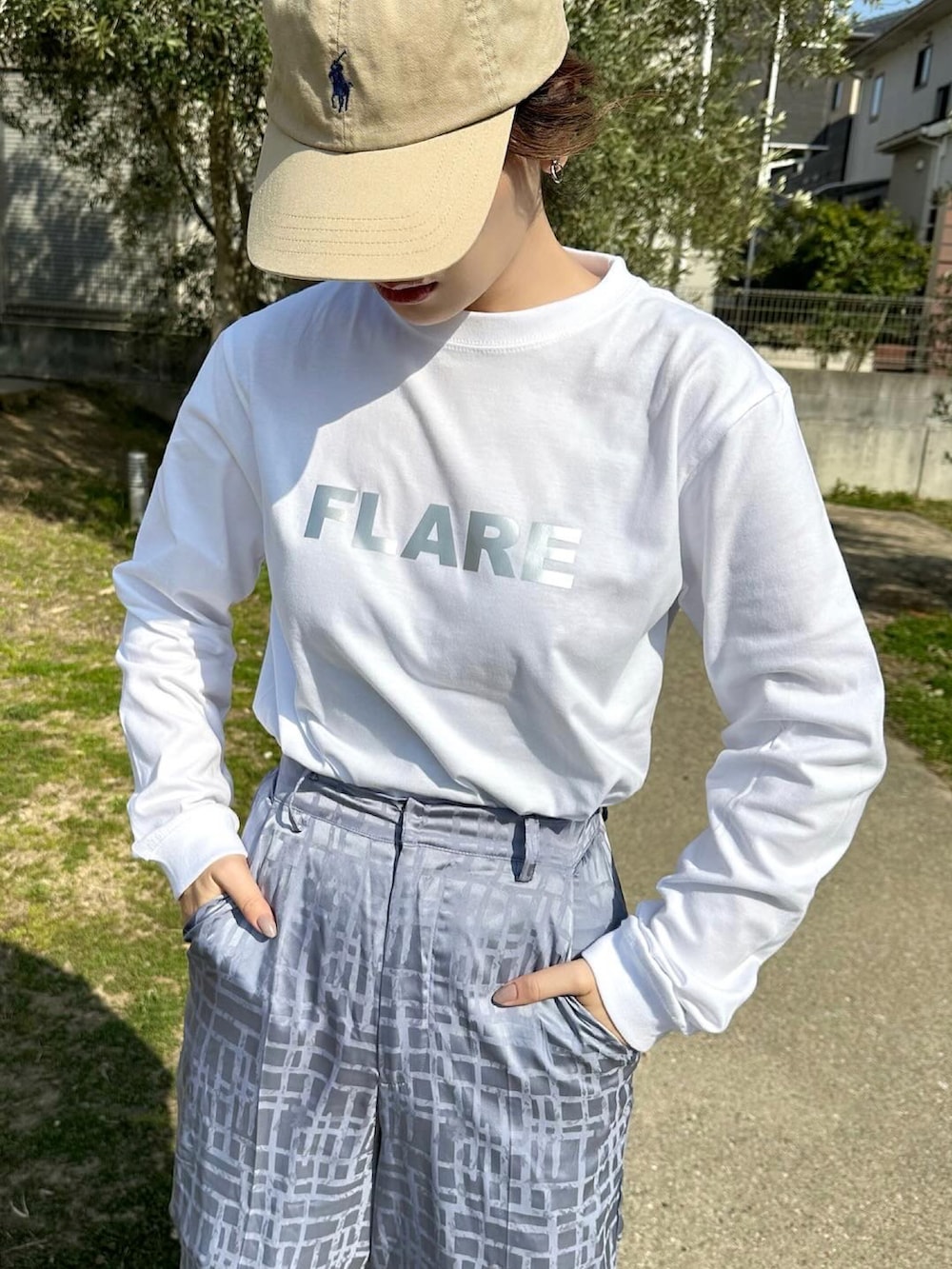 ホワイト系のTシャツ/カットソー、ブルー系のその他パンツ、ホワイト系のシャツ/ブラウスを着用したレディースの春コーディネートの3枚目の写真
