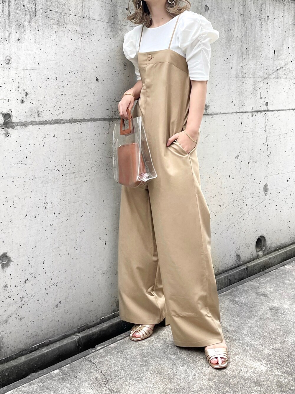 ベージュ系のサロペット/オーバーオール、ホワイト系のTシャツ/カットソー、ブラウン系のバッグを着用したレディースの夏コーディネートの3枚目の写真