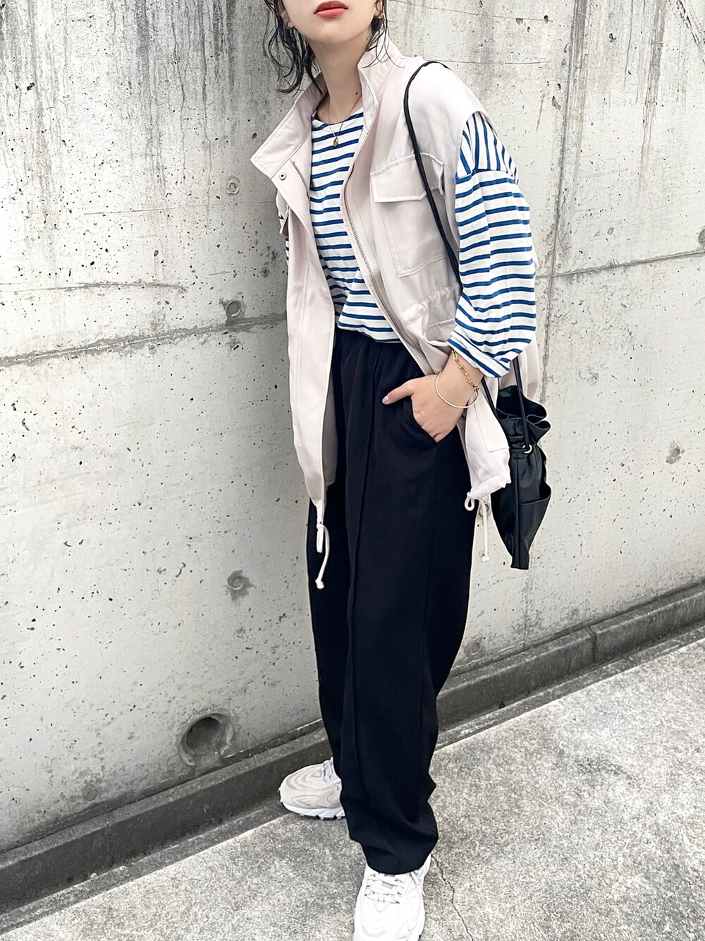 ホワイト系のベスト、ブルー系のTシャツ/カットソー、ブラック系のその他パンツを着用したレディースの春コーディネートの2枚目の写真