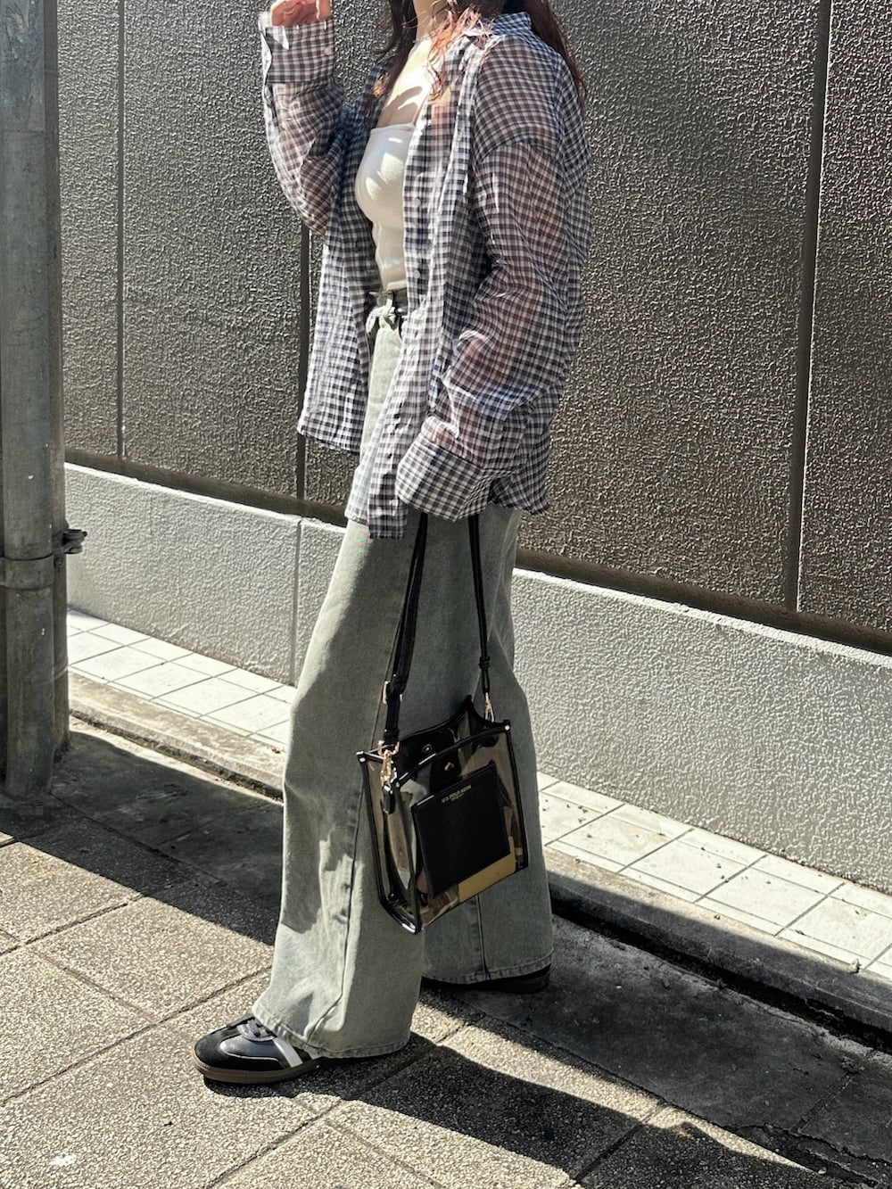 ブラック系のシャツ/ブラウス、ホワイト系のキャミソール、ブルー系のデニムパンツを着用したレディースの夏コーディネートの4枚目の写真