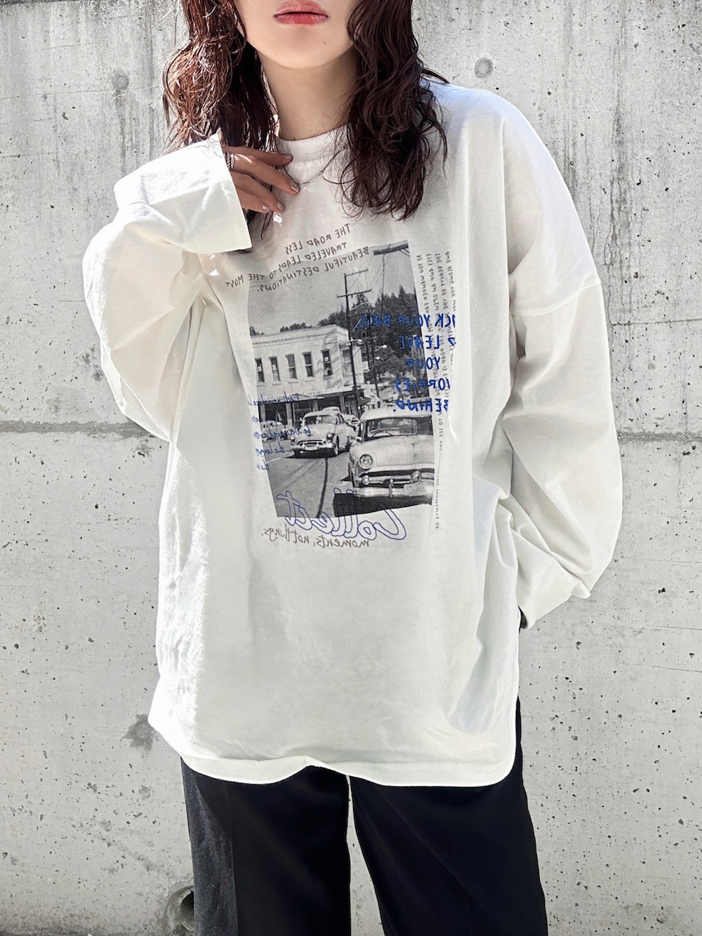 グレー系のテーラードジャケット、ホワイト系のTシャツ/カットソー、ブラック系のショルダーバッグを着用したレディースの春コーディネートの5枚目の写真