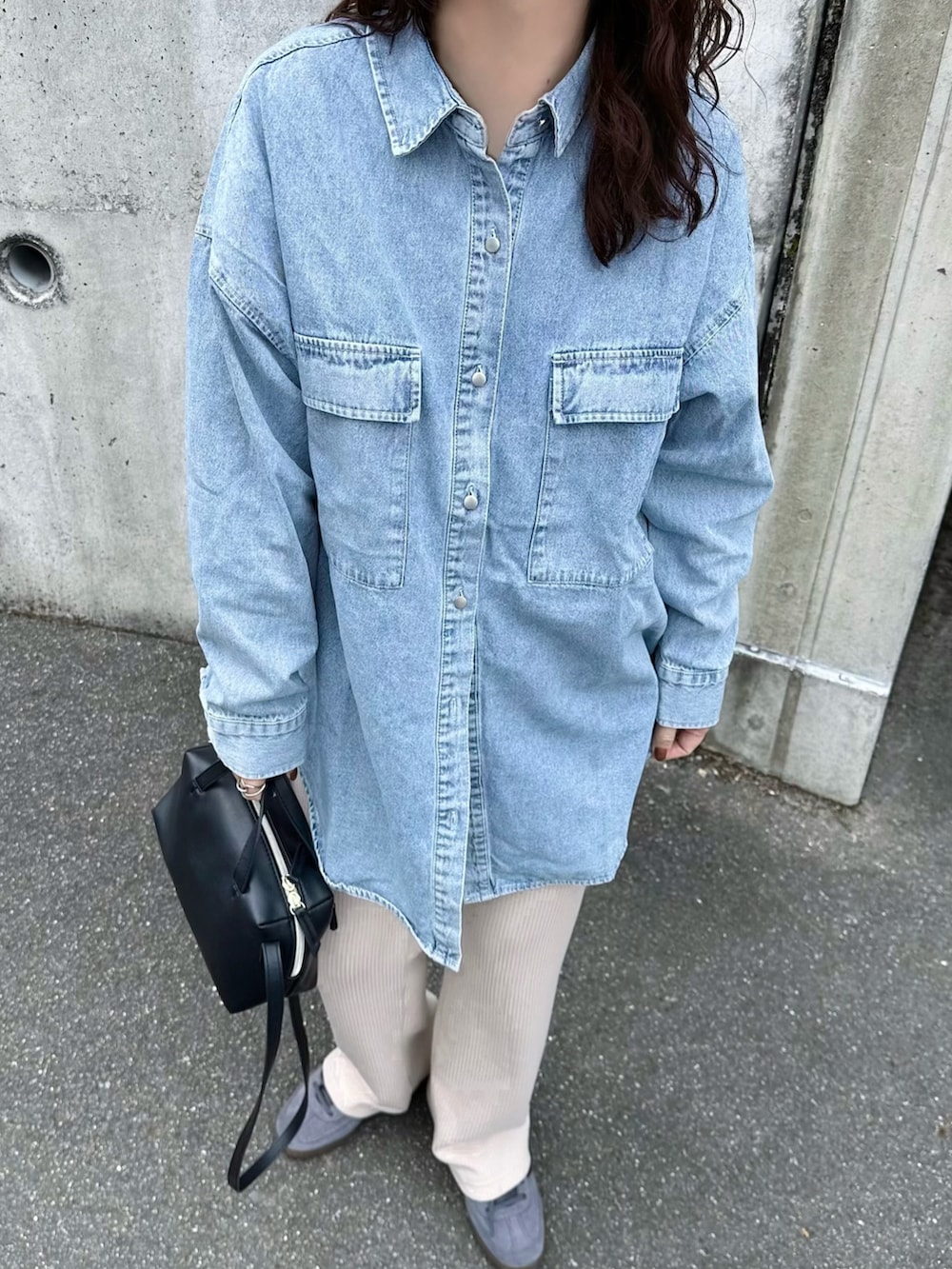 ブルー系のシャツ/ブラウス、ブラック系のノーカラージャケット、ベージュ系のその他パンツを着用したレディースの春コーディネートの4枚目の写真