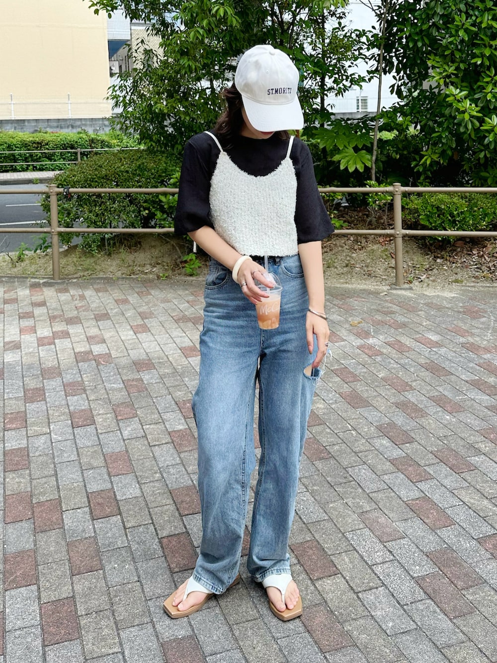 ホワイト系のベスト、ブラック系のシャツ/ブラウス、ブルー系のデニムパンツを着用したレディースの夏コーディネートの2枚目の写真