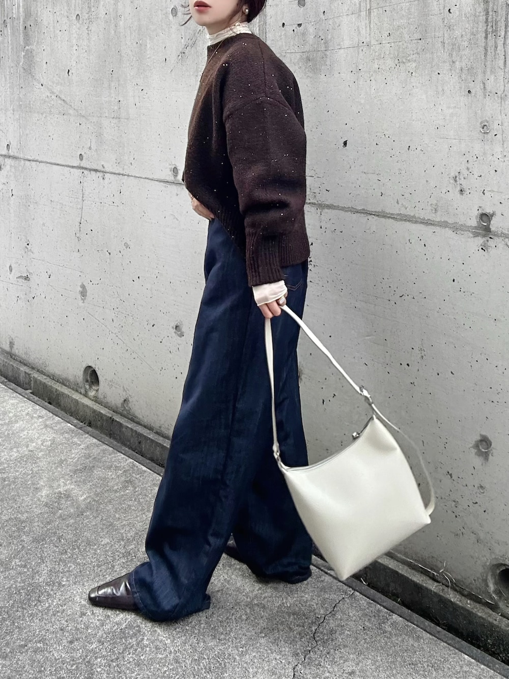 「PR、タイアップ、OPAQUE.CLIP、OPAQUE CLIP、オペークドットクリップ、冬ニット、ニット、スパンコール、スパンコール二ット、ブラウンニット、ブラウン、最近のいい感じコーデ、レイヤードスタイル、ワイドデニム、デニムパンツ」｜「OPAQUE.CLIPのスパンコールラメ ミドルゲージニット（ニット/セーター、ブラウン系）」を使った、KASUMIさん（レディース・161cm）の秋コーディネートの3枚目の写真
