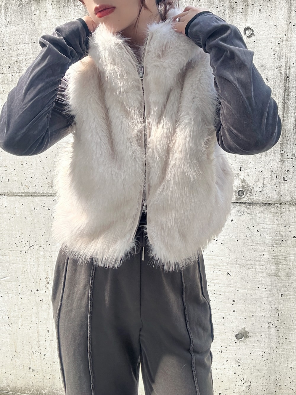 ホワイト系のベスト、グレー系のTシャツ/カットソー、ブラック系のスウェットパンツを着用したレディースの秋コーディネートの4枚目の写真