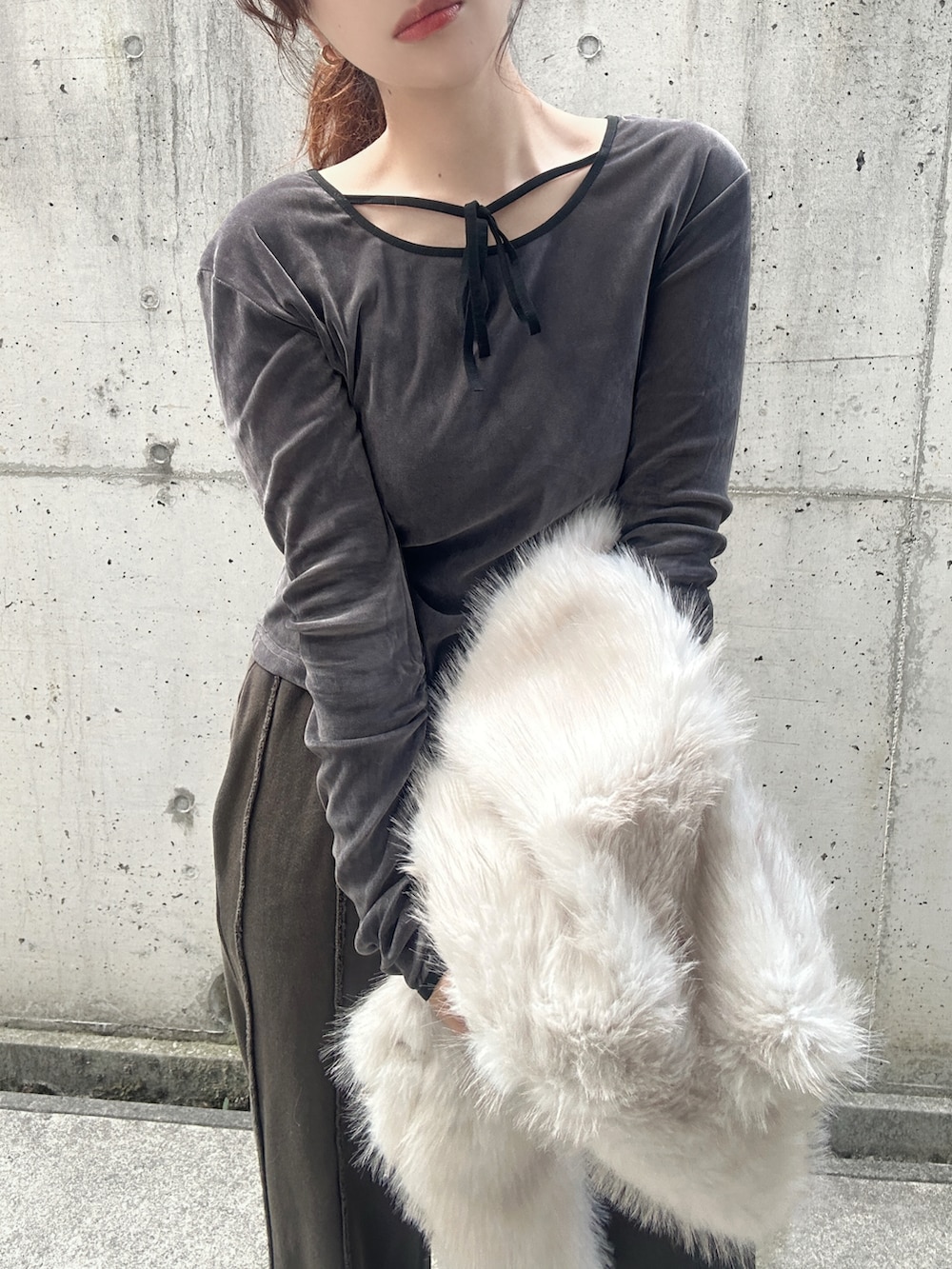 ホワイト系のベスト、グレー系のTシャツ/カットソー、ブラック系のスウェットパンツを着用したレディースの秋コーディネートの5枚目の写真