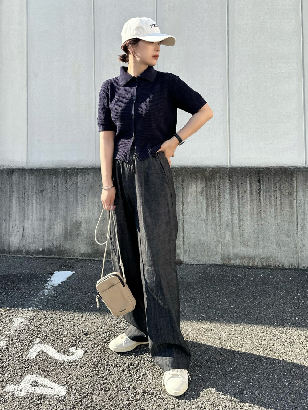 ブルー系のデニムパンツ、ブルー系のトップス、ホワイト系のスニーカーを着用したレディースの夏コーディネートの2枚目の写真