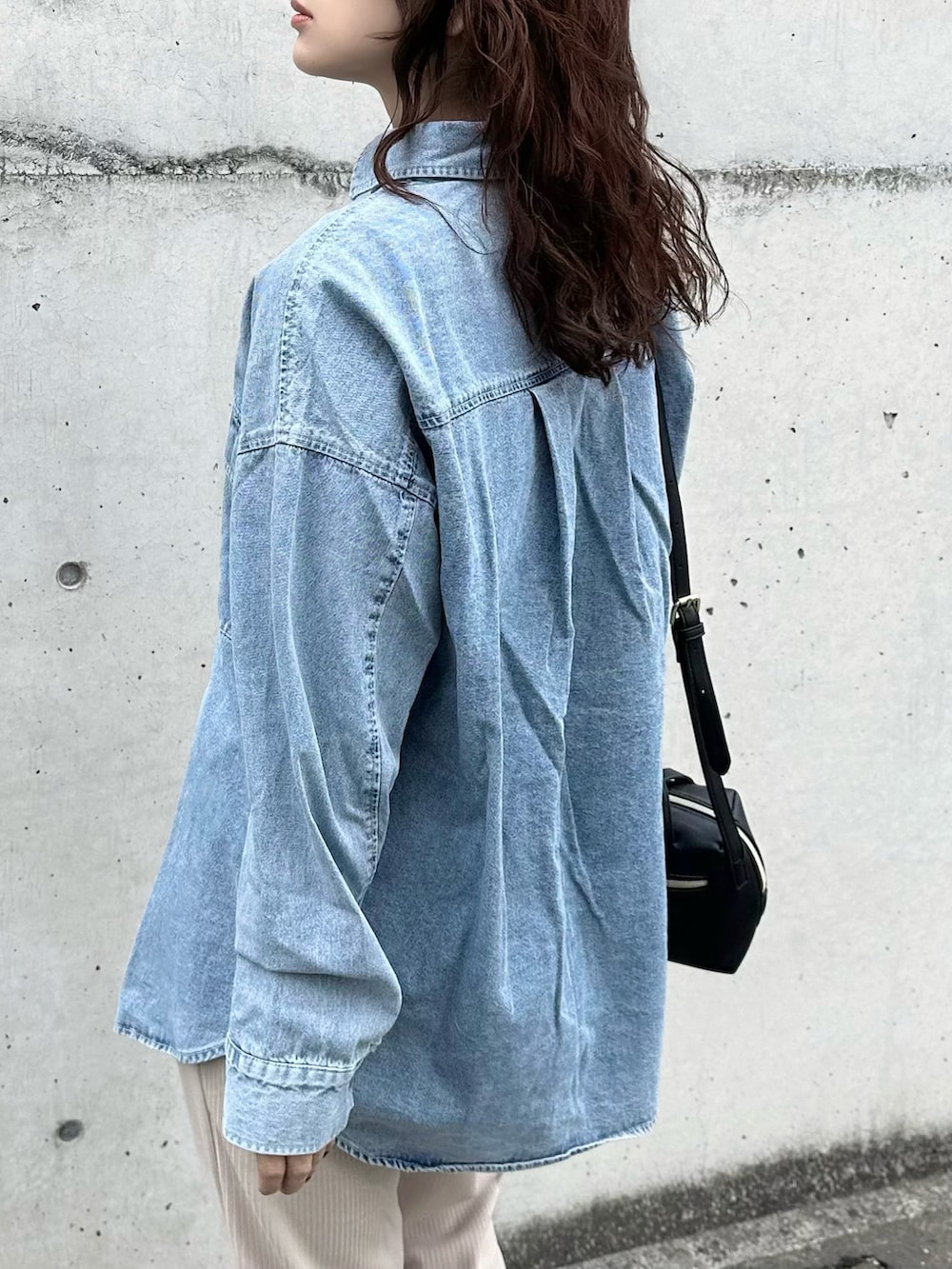 ブルー系のシャツ/ブラウス、ブラック系のノーカラージャケット、ベージュ系のその他パンツを着用したレディースの春コーディネートの5枚目の写真