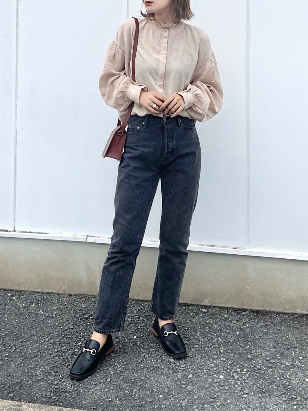 ベージュ系のシャツ/ブラウス、グレー系のデニムパンツ、ブラック系のローファーを着用したレディースの秋コーディネートの2枚目の写真