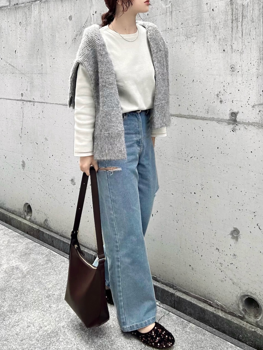 ホワイト系のニット/セーター、グレー系のニット/セーター、ブルー系のデニムパンツを着用したレディースの冬コーディネートの4枚目の写真