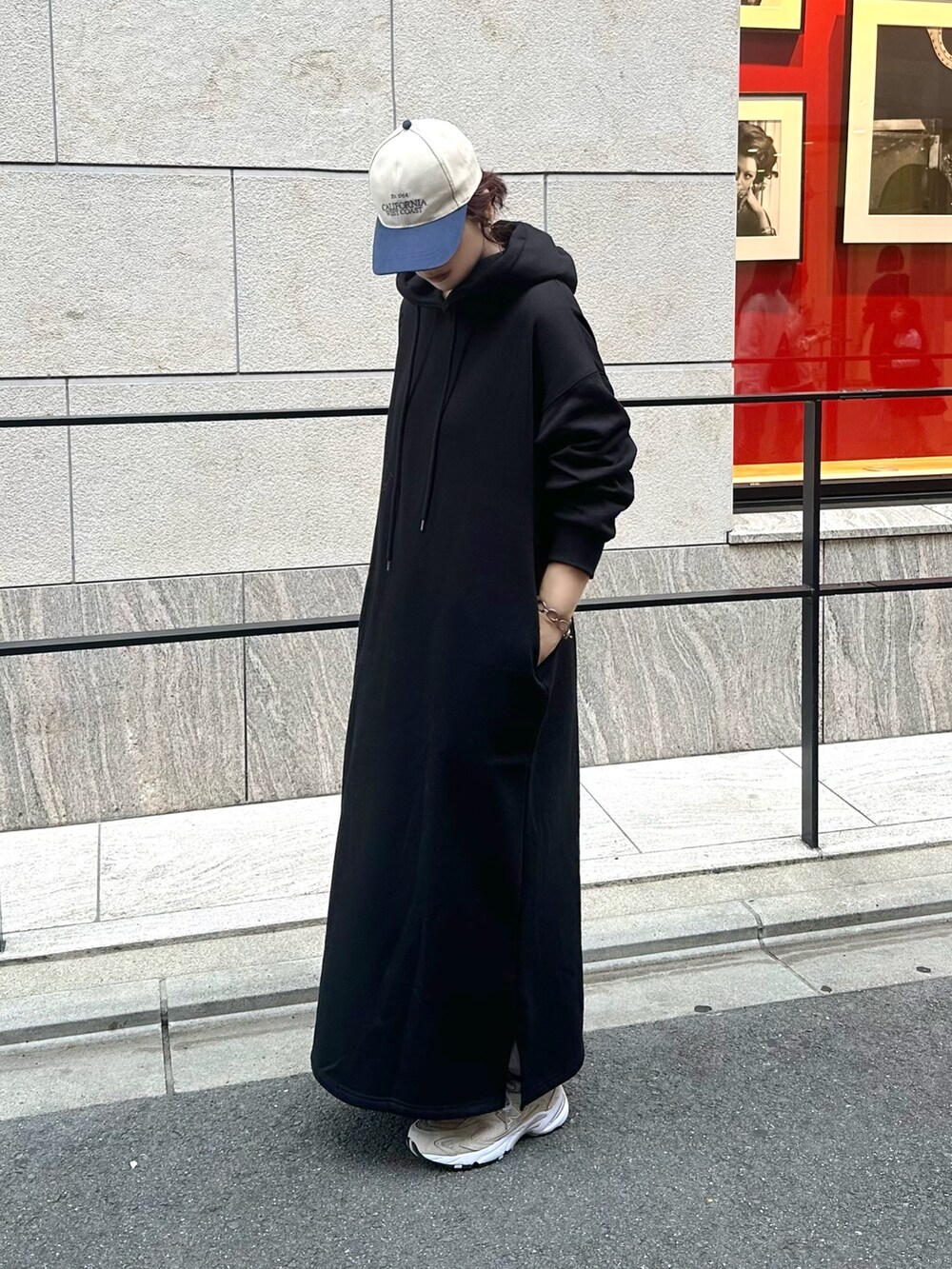 グリーン系のノーカラージャケット、ブラック系のワンピース、ベージュ系のスニーカーを着用したレディースの秋コーディネートの4枚目の写真