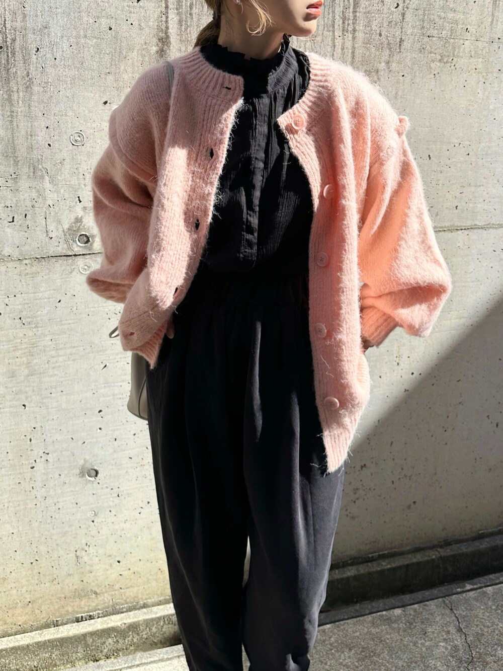 ピンク系のカーディガン/ボレロ、ブラック系のシャツ/ブラウス、ブラック系のパンツを着用したレディースの秋コーディネートの5枚目の写真