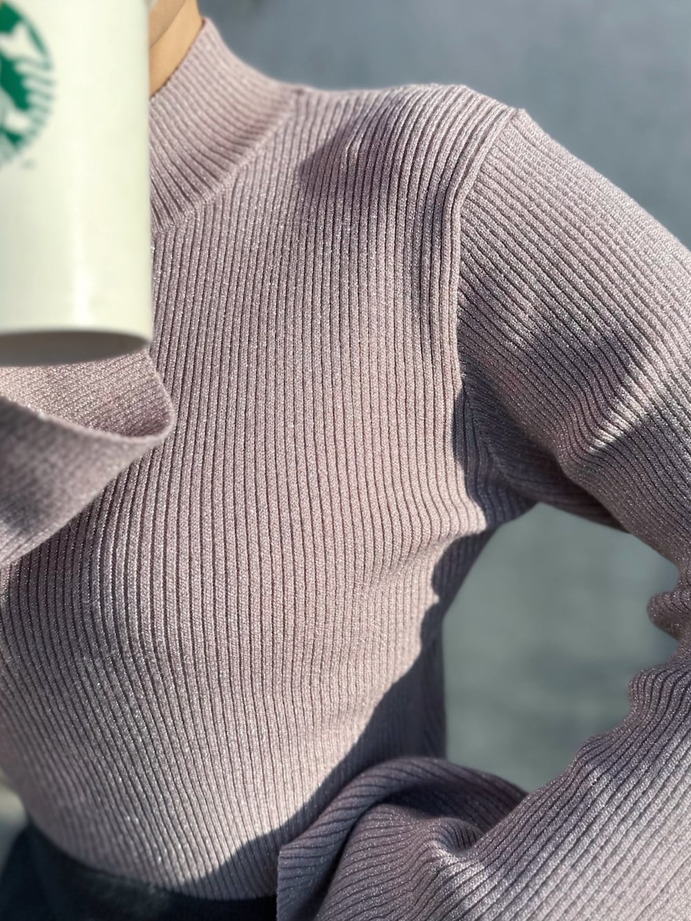 ピンク系のニット/セーター、グレー系のスカート、グレー系のスニーカーを着用したレディースの冬コーディネートの5枚目の写真