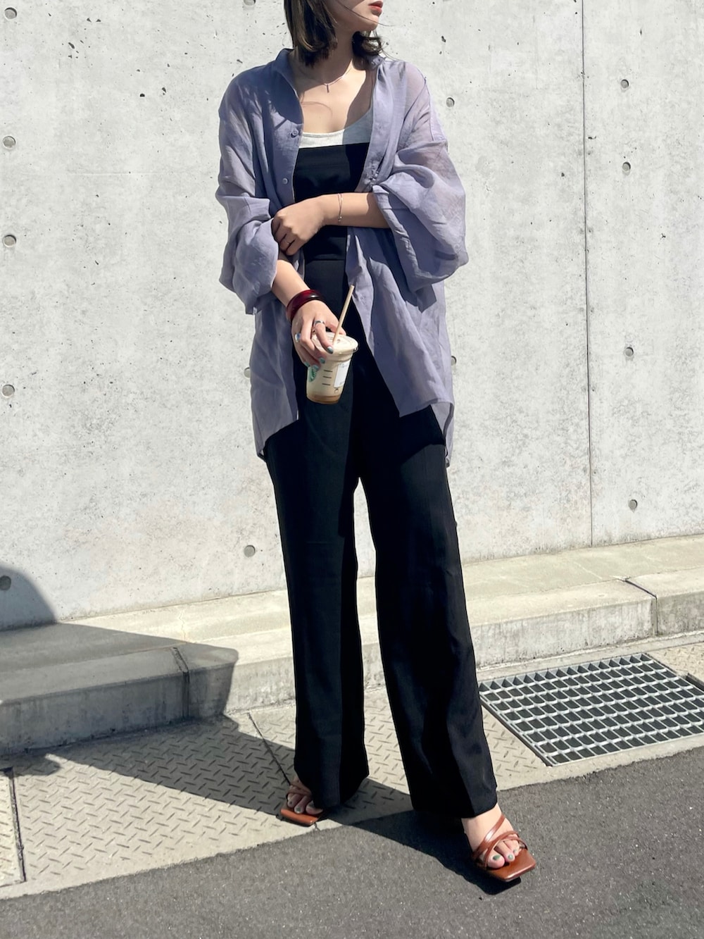 パープル系のシャツ/ブラウス、ブラック系のサロペット/オーバーオール、ホワイト系のキャミソールを着用したレディースの春コーディネートの2枚目の写真