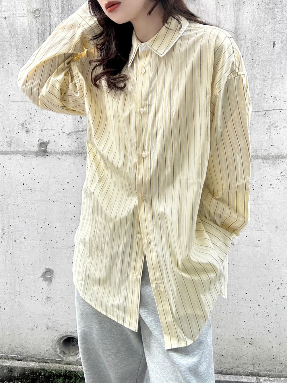 イエロー系のシャツ/ブラウス、ホワイト系のキャミソール、グレー系のスニーカーを着用したレディースの冬コーディネートの4枚目の写真