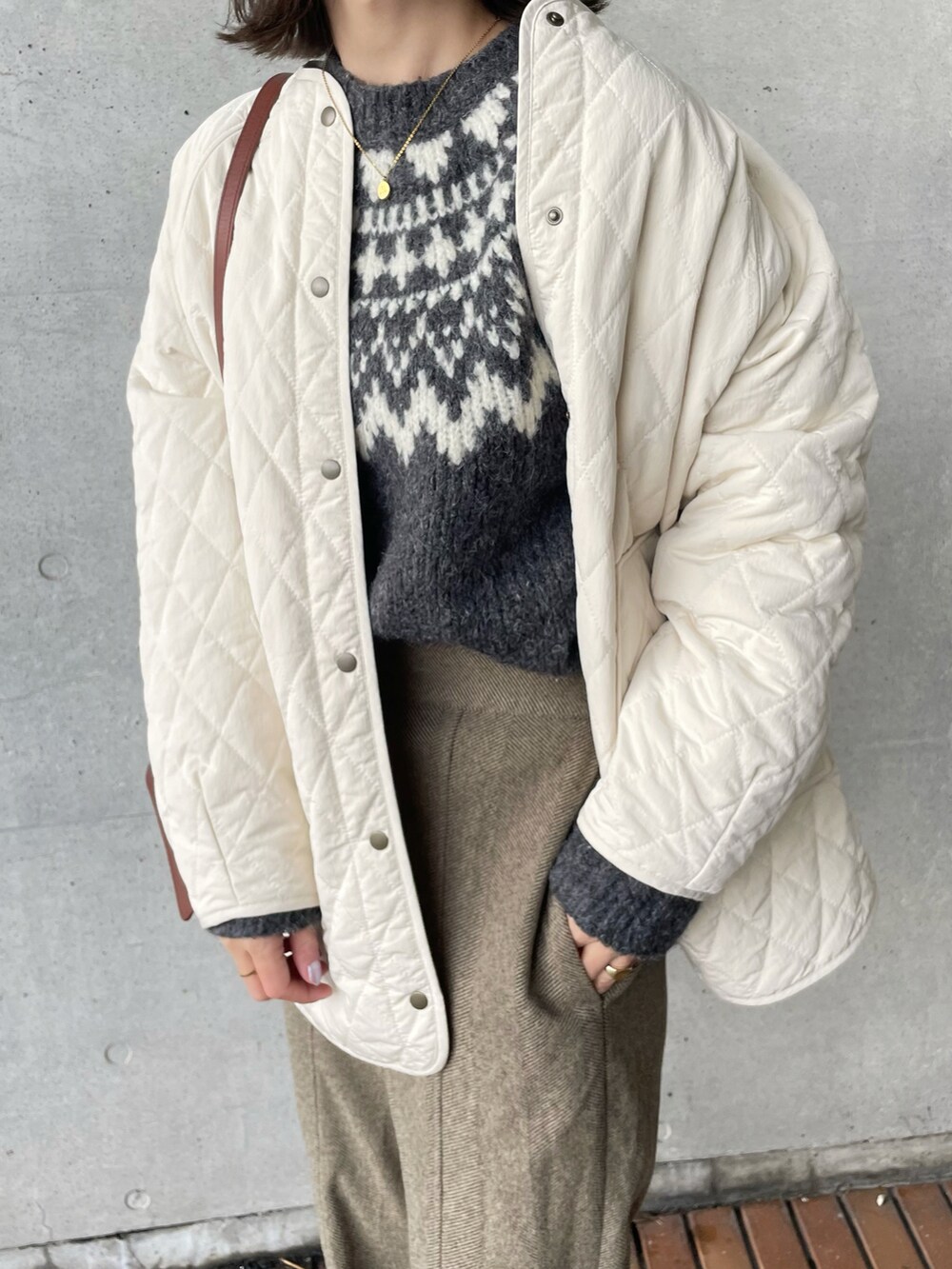 ホワイト系のダウンジャケット/コート、グレー系のニット/セーター、グリーン系のその他パンツを着用したレディースの冬コーディネートの3枚目の写真