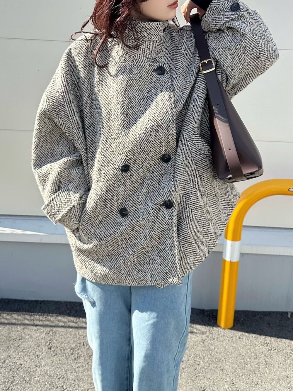 「PR、タイアップ、notch.、コート、Pコート、へリンボーン、オーバーサイズ、ゆったりシルエット、冬アウター、最近のいい感じコーデ、休日スタイル、デニムパンツ、ショートブーツ、大人女子、きれいめカジュアル」｜「notch.の【 notch.by yui 】ヘリンボーンＰコート（ピーコート、ブラウン系）」を使った、KASUMIさん（レディース・161cm）の冬コーディネートの4枚目の写真
