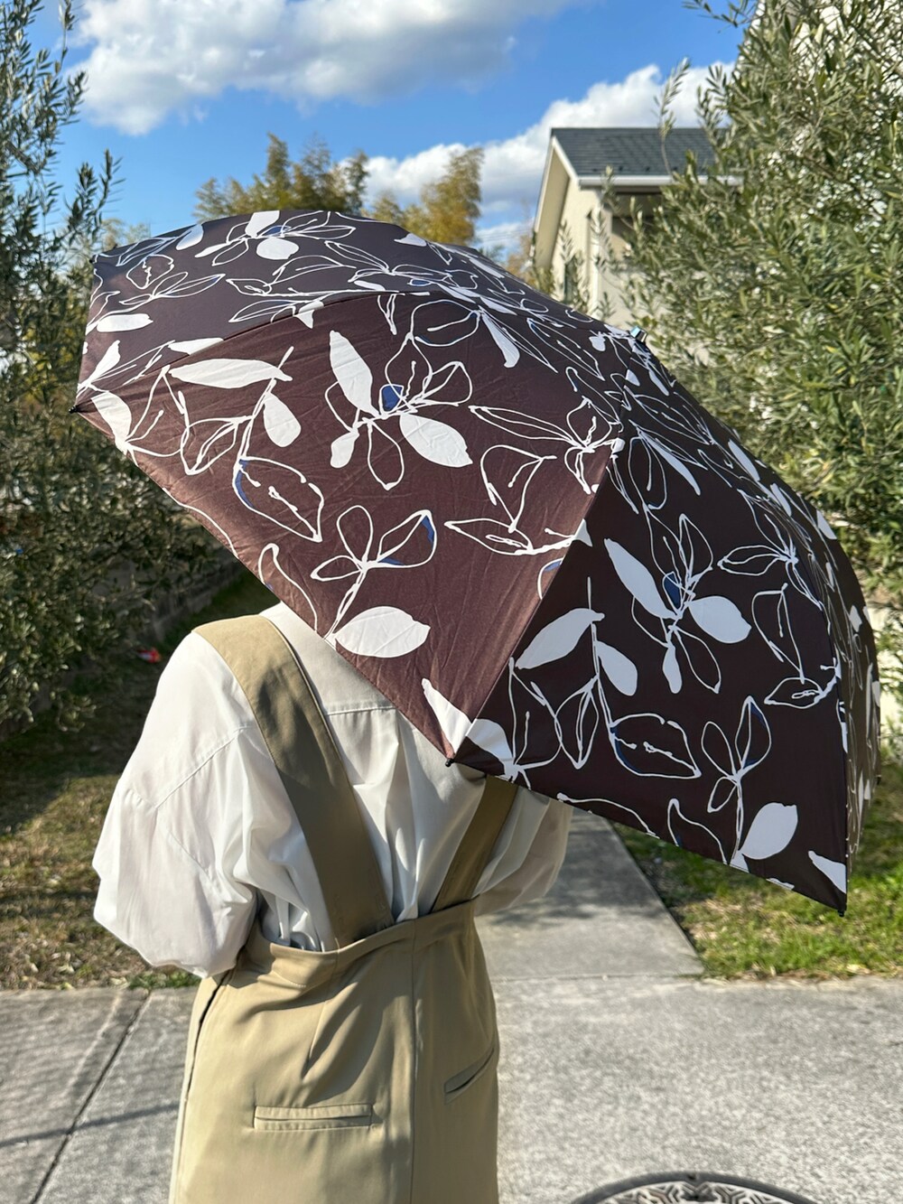 「PR、waterfront、ウォーターフロント、折りたたみ傘、晴雨兼用」|「Waterfrontのラクオリ UVブロック 2段折 55cm(折りたたみ傘、ブラウン系)」を使った、KASUMIさん(レディース・161cm)の春コーディネートの2枚目の写真