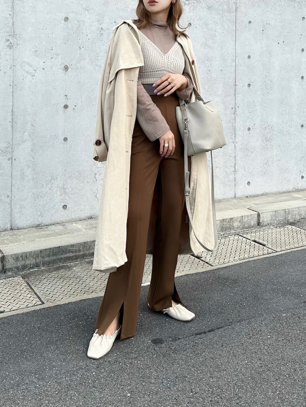 グリーン系のその他パンツ、ベージュ系のステンカラーコート、ベージュ系のトップスを着用したレディースの秋コーディネートの2枚目の写真