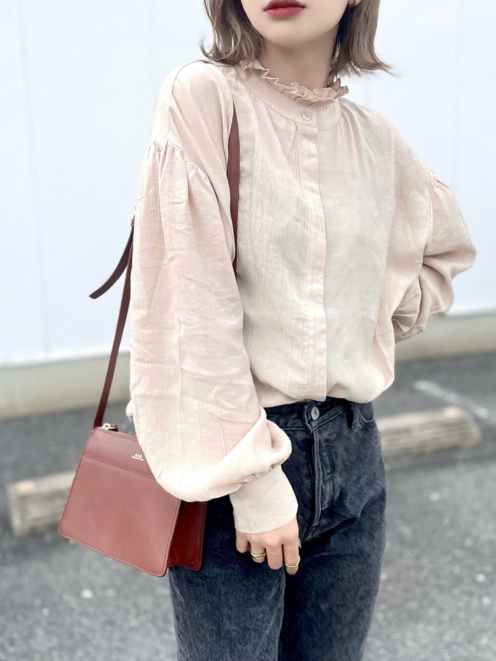 ベージュ系のシャツ/ブラウス、グレー系のデニムパンツ、ブラック系のローファーを着用したレディースの秋コーディネートの3枚目の写真