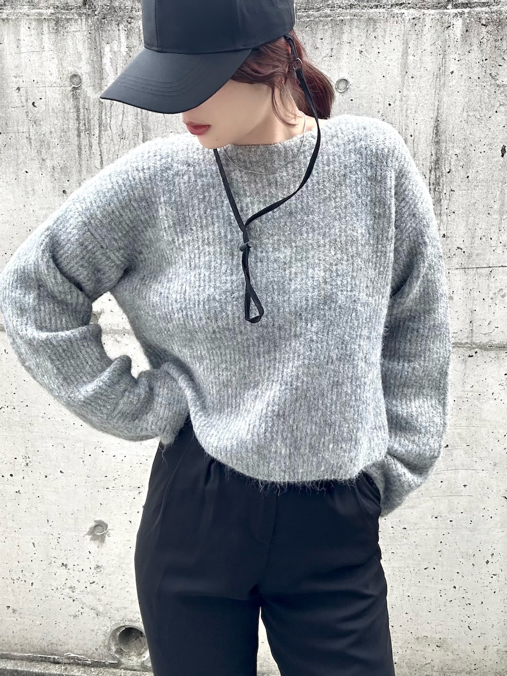「PR、タイアップ、OPAQUE.CLIP、オペークドットクリップ、OPAQUE CLIP、ふわふわニット、ラメニット、グレーニット、グレー、パンツスタイル、スラックス、スニーカー、ダウンジャケット、キャップ、大人カジュアル」｜「OPAQUE.CLIPのラメショートミドルゲージニット【洗濯機洗い可】（ニット/セーター、グレー系）」を使った、KASUMIさん（レディース・161cm）の冬コーディネートの5枚目の写真