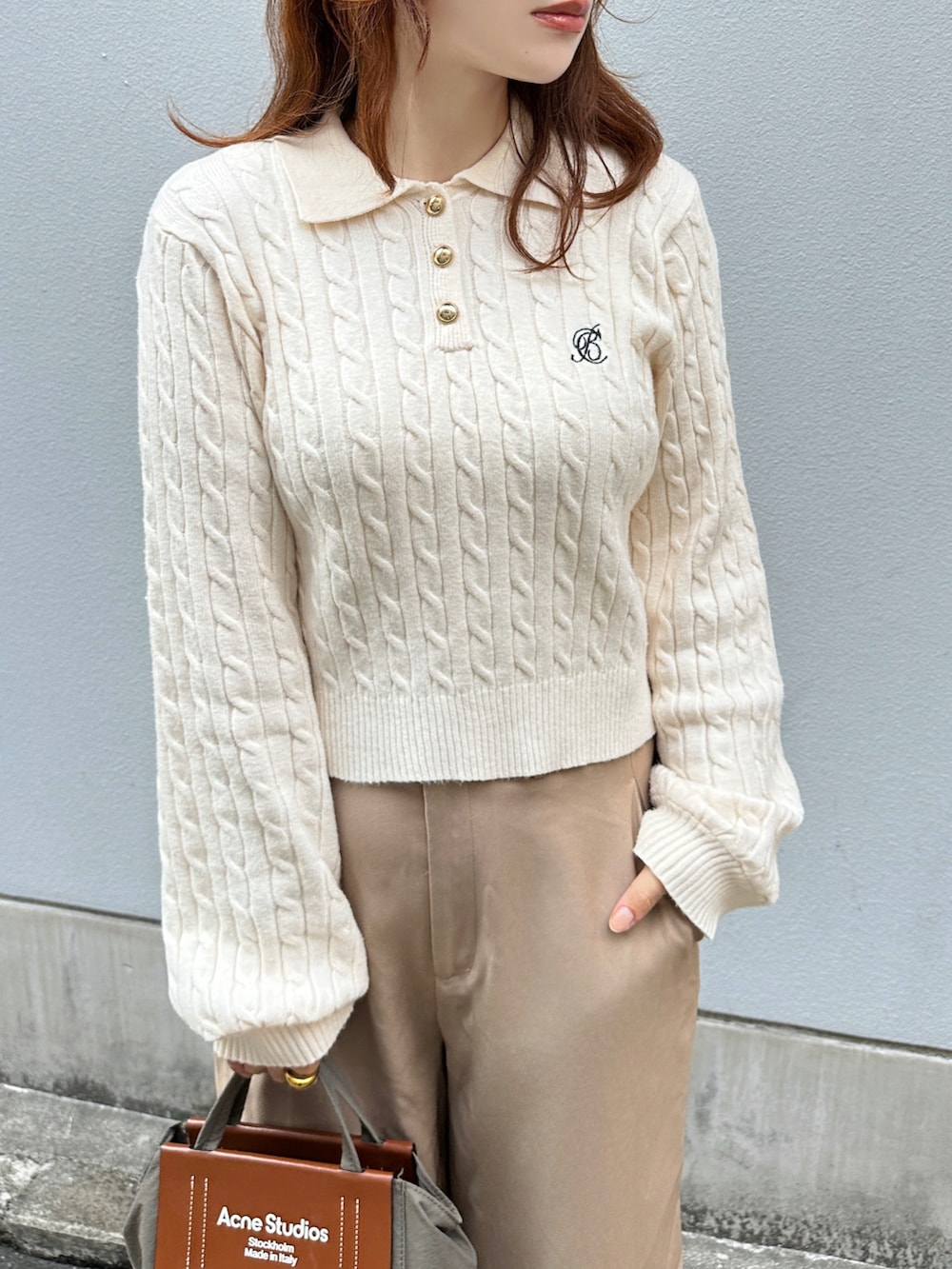 ホワイト系のニット/セーター、ベージュ系のその他パンツ、ブラウン系のローファーを着用したレディースの秋コーディネートの3枚目の写真