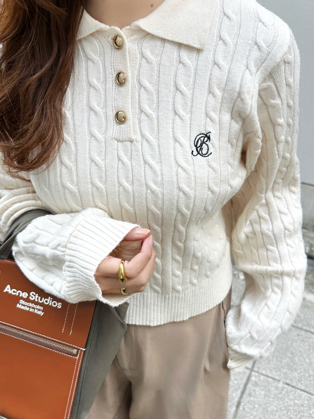 ホワイト系のニット/セーター、ベージュ系のその他パンツ、ブラウン系のローファーを着用したレディースの秋コーディネートの4枚目の写真