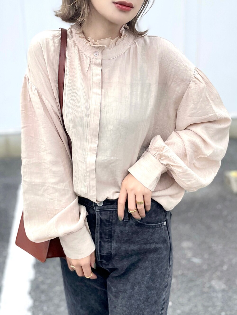 ベージュ系のシャツ/ブラウス、グレー系のデニムパンツ、ブラック系のローファーを着用したレディースの秋コーディネートの4枚目の写真