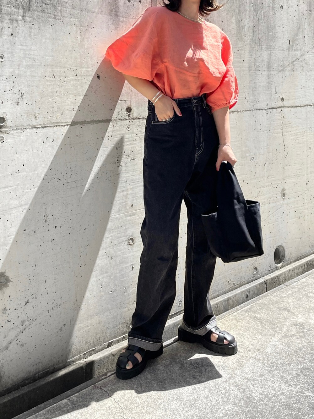 「休日スタイル、春夏コーデ、春服コーデ、大人かわいい、春カラー、大人女子、ボリューム袖、オレンジ、春色、ブラウス、黒デニム、アーバンリサーチドアーズ、URBAN RESEARCH DOORS、PR、バケットハット」｜「URBAN RESEARCH DOORSのリネンバルーンスリーブブラウス（シャツ/ブラウス、ピンク系）」を使った、KASUMIさん（レディース・161cm）の春コーディネートの2枚目の写真