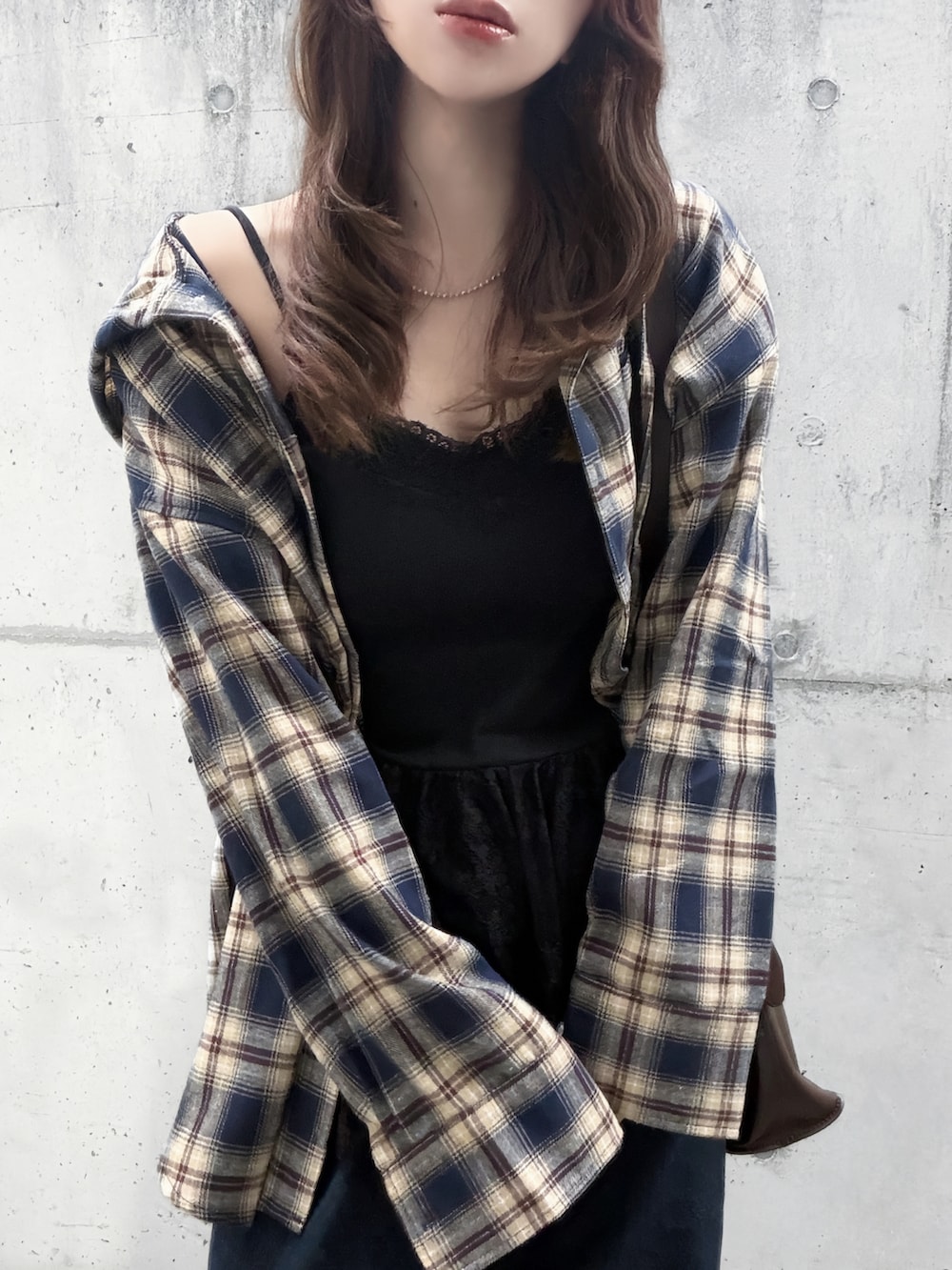 ブラック系のキャミソール、ブルー系のデニムパンツ、ブルー系のシャツ/ブラウスを着用したレディースの秋コーディネートの4枚目の写真