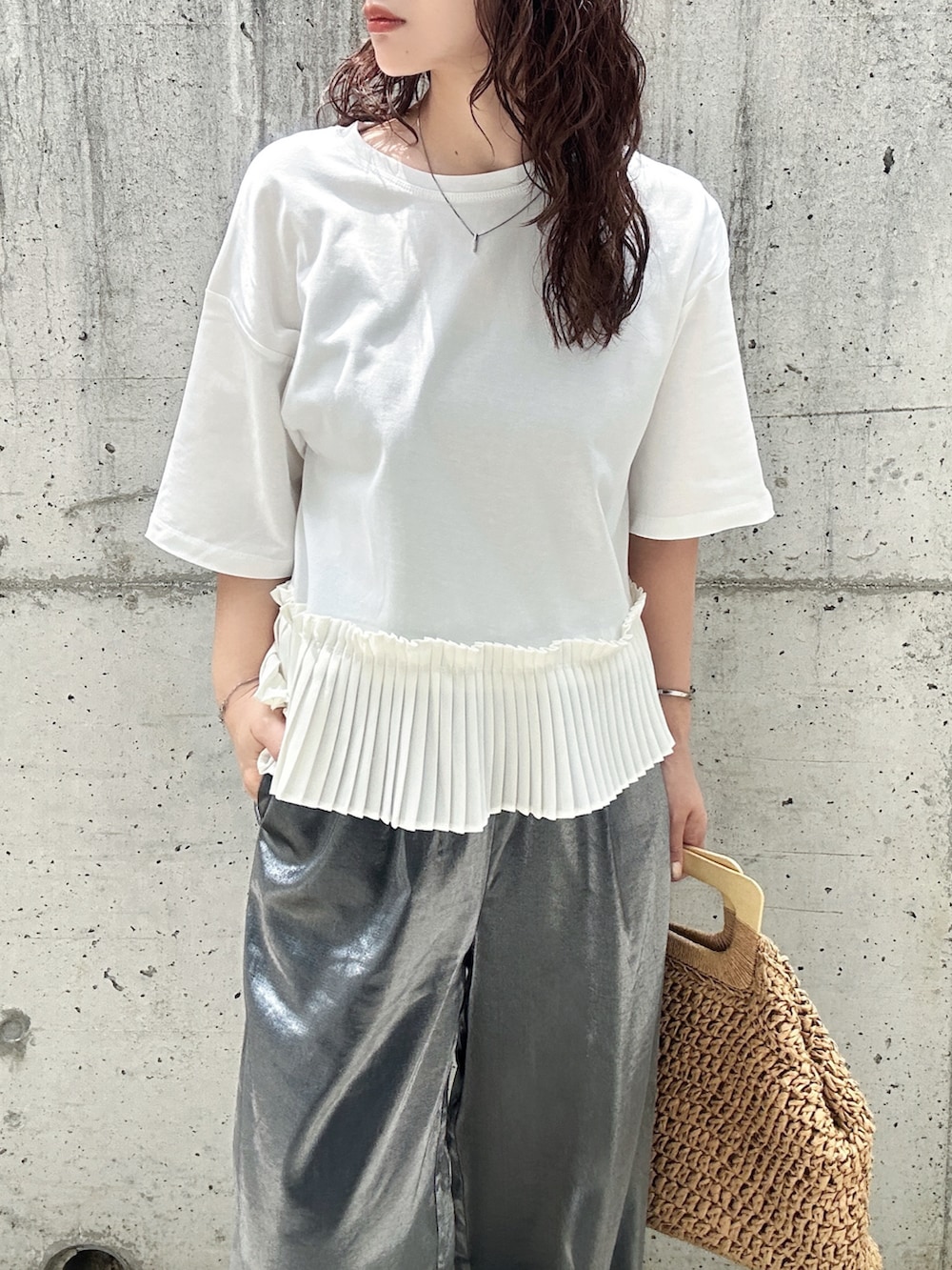 「PR、タイアップ、OPAQUE.CLIP、オペークドットクリップ、白Tシャツ、白トップス、プリーツ、ドッキングトップス、ホワイト、シンプルコーデ、メタリック、サンダル、NIKE、かごバッグ、厚底サンダル」｜「OPAQUE.CLIPのプリーツデザインドッキングトップス【洗濯機洗い可】（Tシャツ/カットソー、ホワイト系）」を使った、KASUMIさん（レディース・161cm）の春コーディネートの4枚目の写真