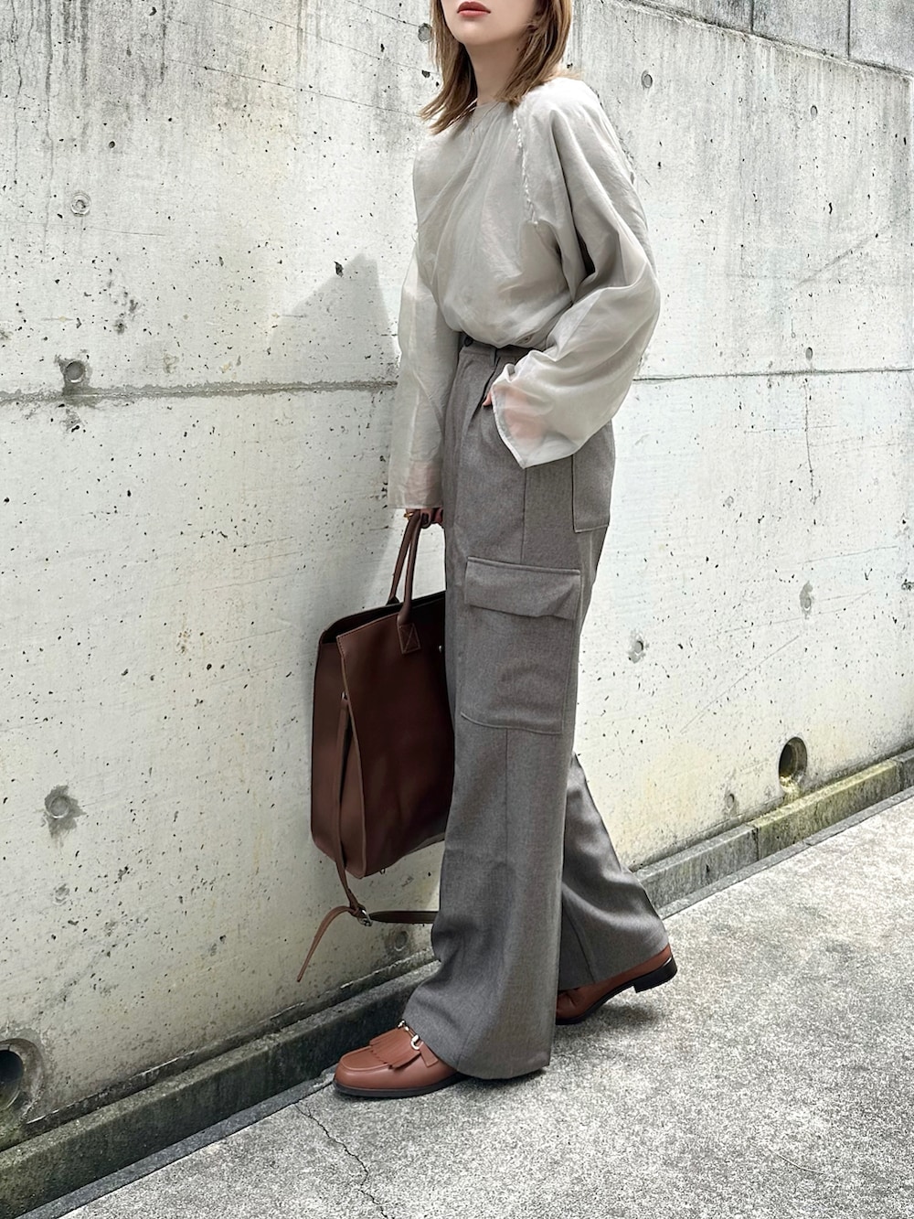 ベージュ系のシャツ/ブラウス、ブラウン系のカーゴパンツ、ブラウン系のバッグを着用したレディースの秋コーディネートの3枚目の写真