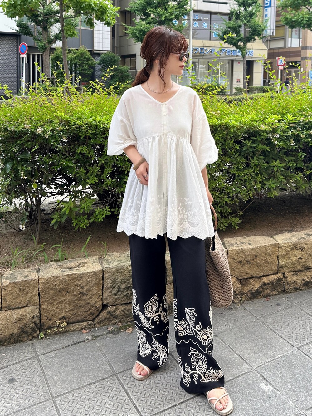 ホワイト系のシャツ/ブラウスを着用したレディースの夏コーディネートの2枚目の写真