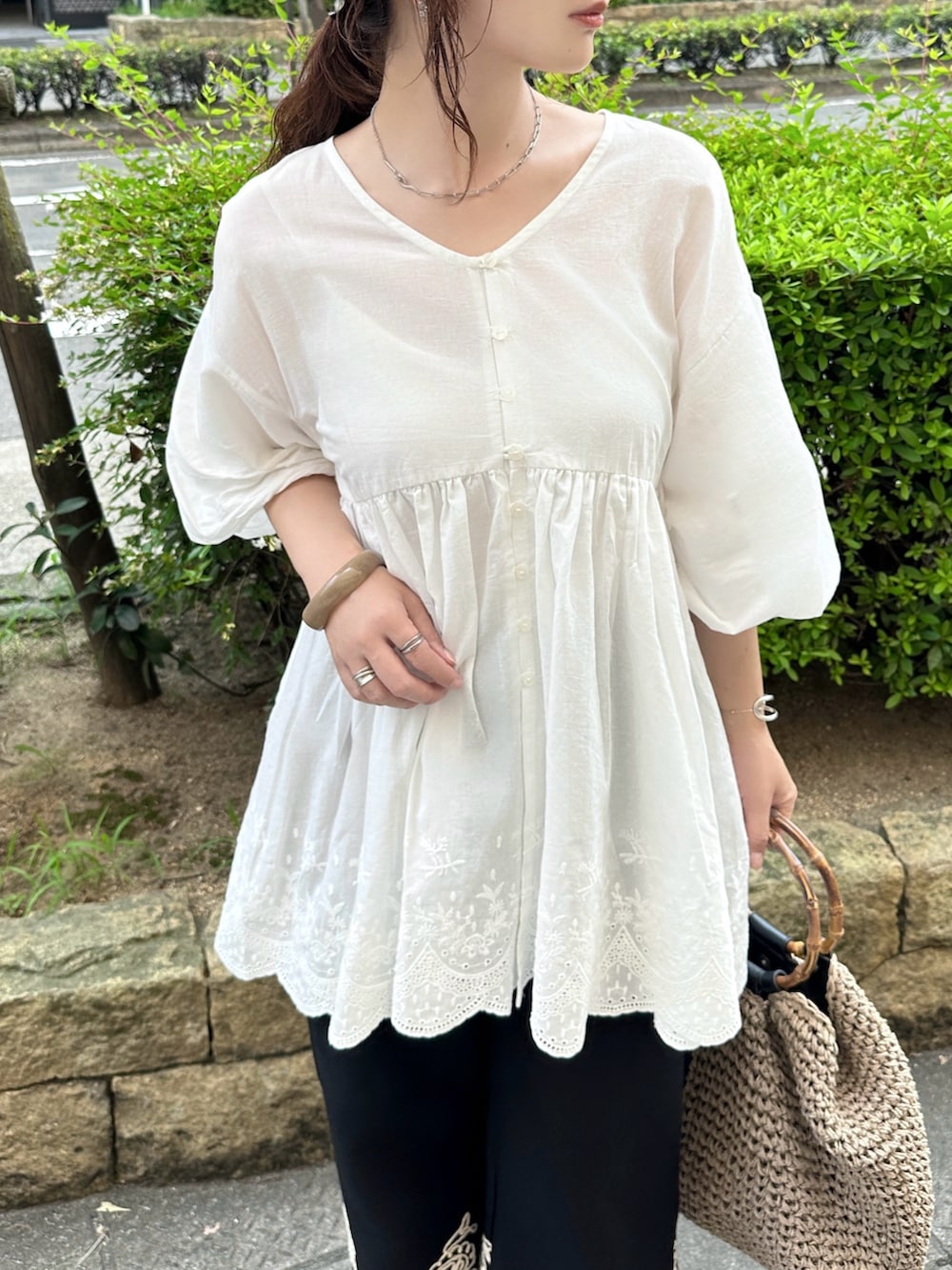 ホワイト系のシャツ/ブラウスを着用したレディースの夏コーディネートの4枚目の写真