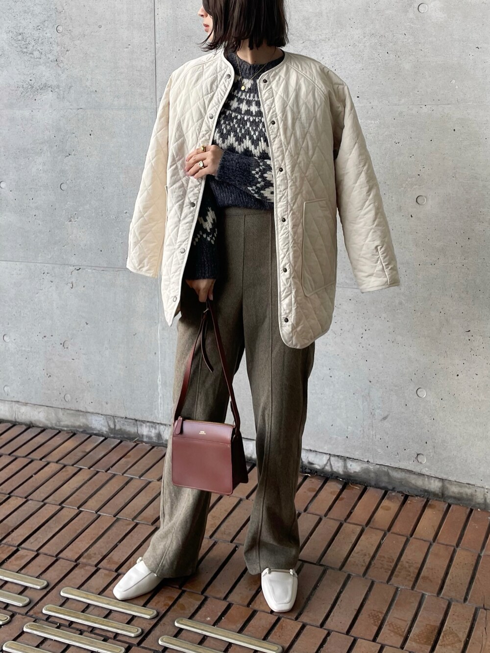 ホワイト系のダウンジャケット/コート、グレー系のニット/セーター、グリーン系のその他パンツを着用したレディースの冬コーディネートの2枚目の写真
