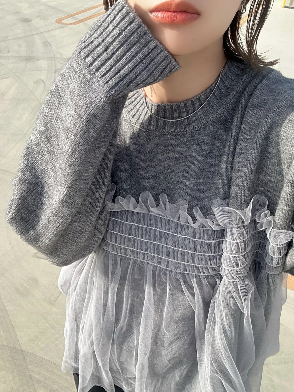 グレー系のニット/セーター、ブラック系のブーツ、その他のその他を着用したレディースの冬コーディネートの4枚目の写真