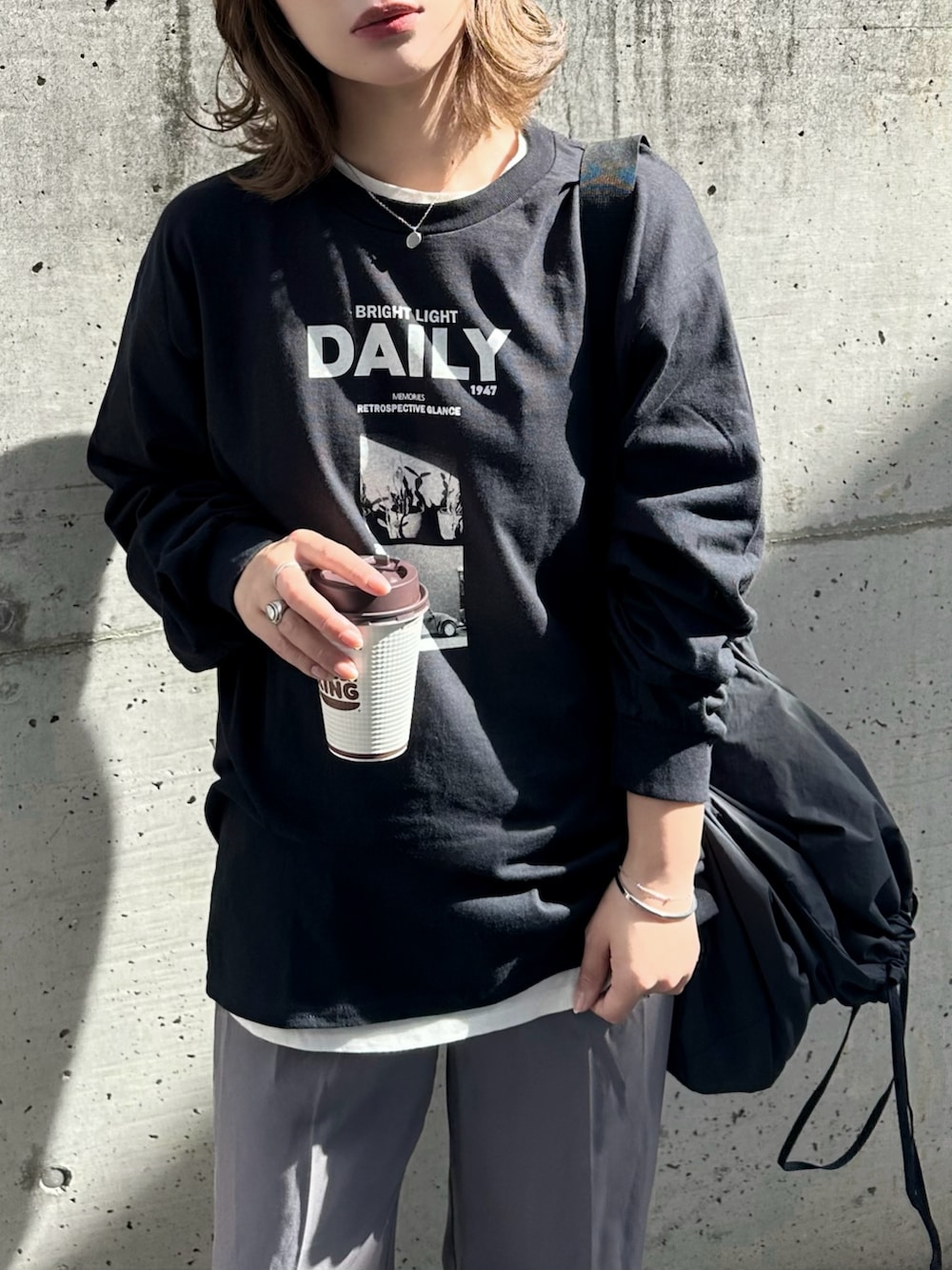 ブラック系のTシャツ/カットソー、グレー系のその他パンツ、ホワイト系のTシャツ/カットソーを着用したレディースの冬コーディネートの2枚目の写真